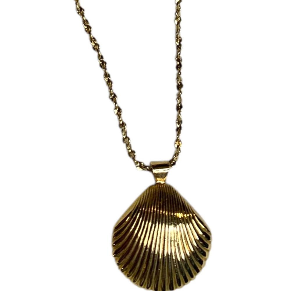Goldtone Necklace 17.5 Inch Seashell Pendant with Spring Clasp